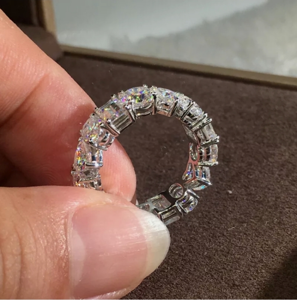 New Elegant Wedding/Enagagement Ring Band - Picture 5 of 9